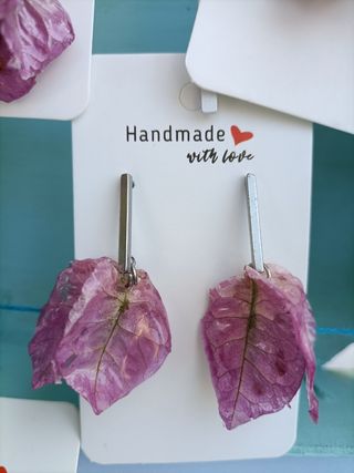 Pendientes artesanales flor buganvilla morados.