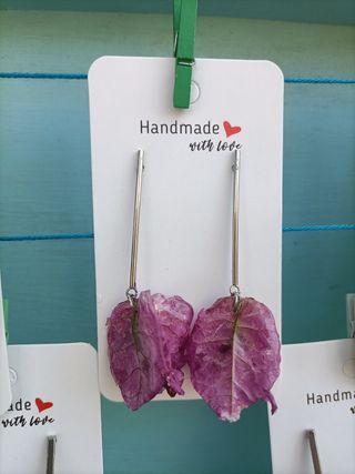 Pendientes de buganvilla hechos a mano.