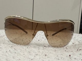 Gafas de sol marrones y plateadas