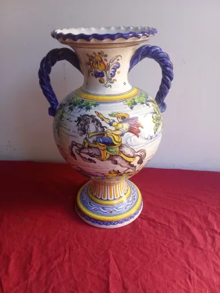 Jarrón de Talavera con diseño ecuestre