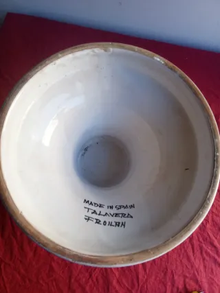 Jarrón de Talavera con diseño ecuestre