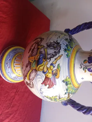 Jarrón de Talavera con diseño ecuestre