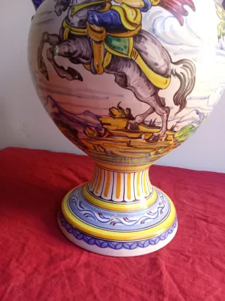 Jarrón de Talavera con diseño ecuestre