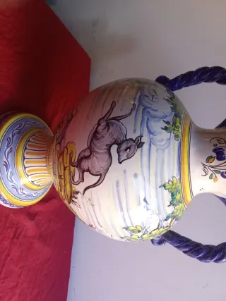 Jarrón de Talavera con diseño ecuestre
