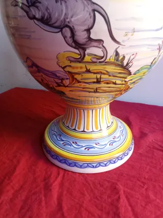 Jarrón de Talavera con diseño ecuestre