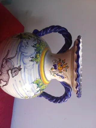 Jarrón de Talavera con diseño ecuestre