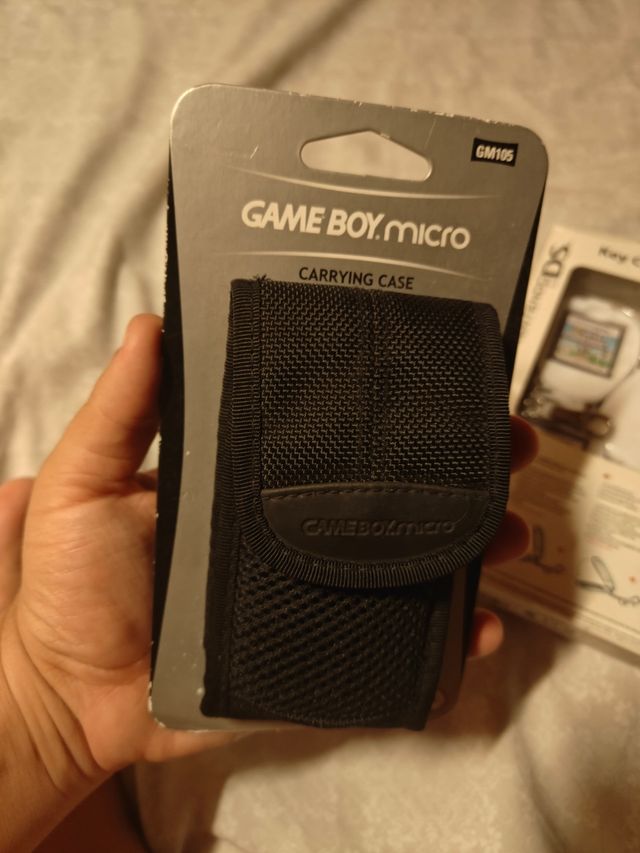 Funda Game Boy Micro + Llavero porta juegos DS