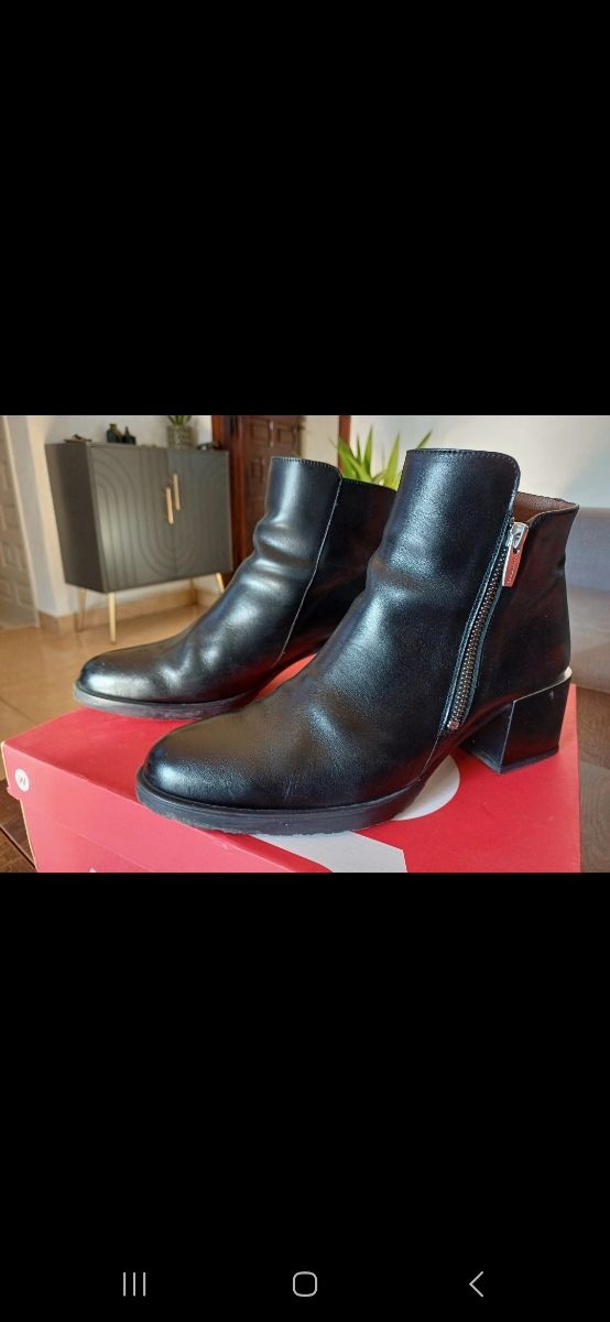 Botines de piel negros.