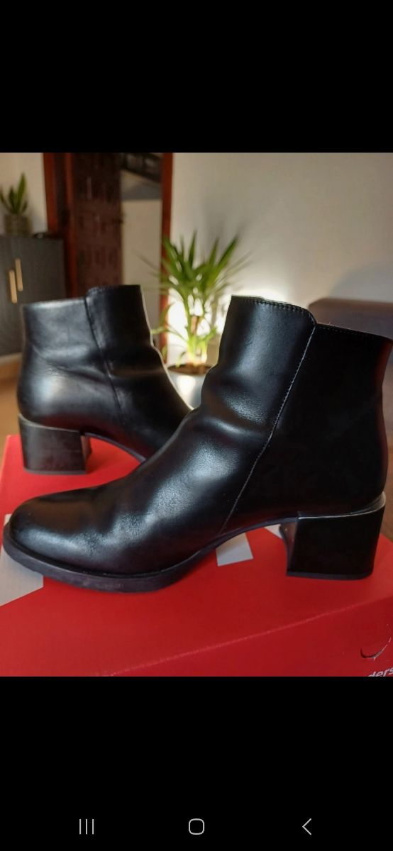 Botines de piel negros.