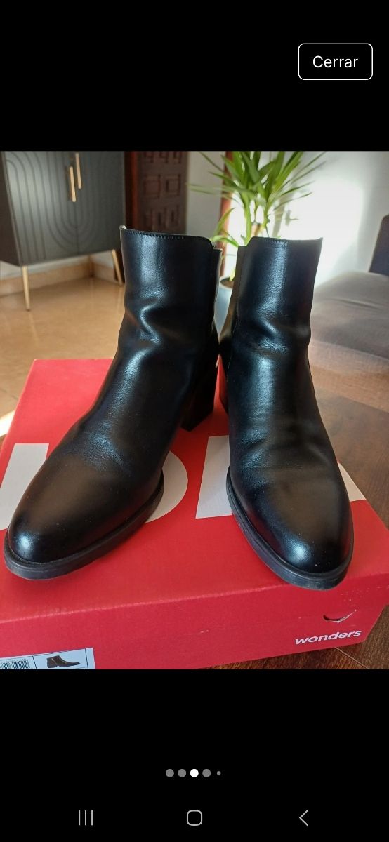 Botines de piel negros.