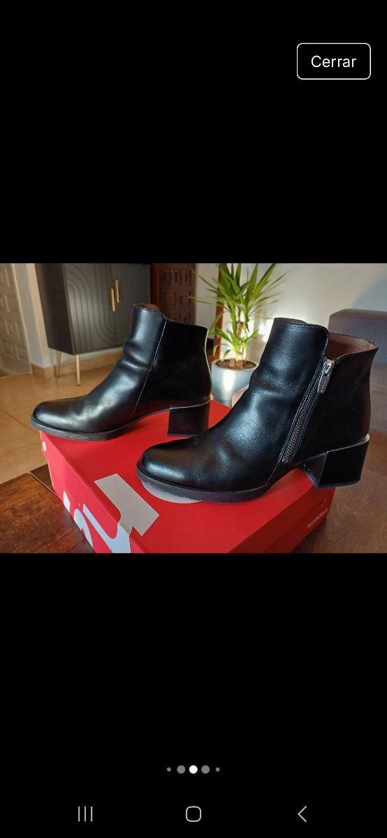 Botines de piel negros.