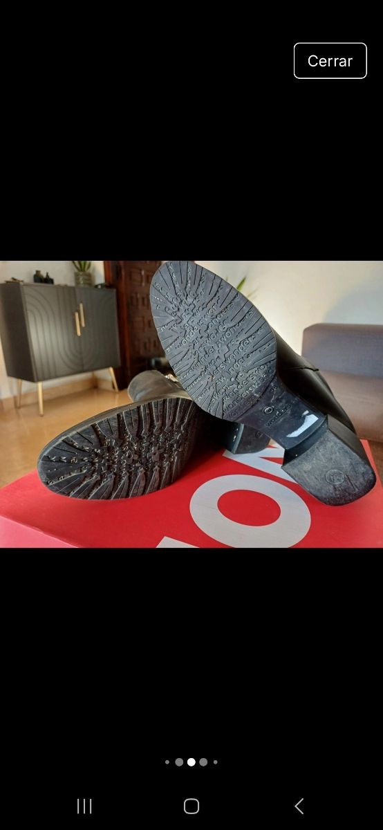 Botines de piel negros.