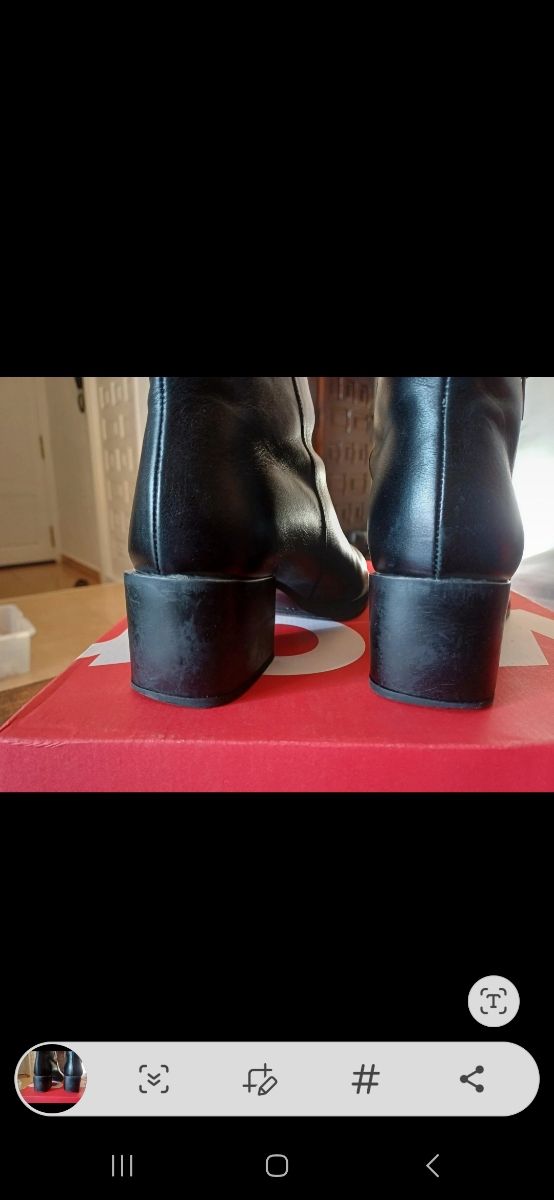 Botines de piel negros.