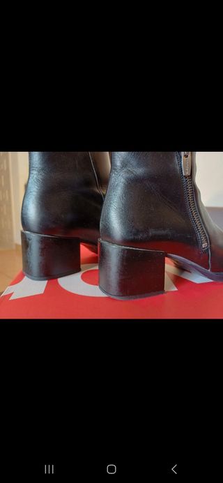 Botines de piel negros.
