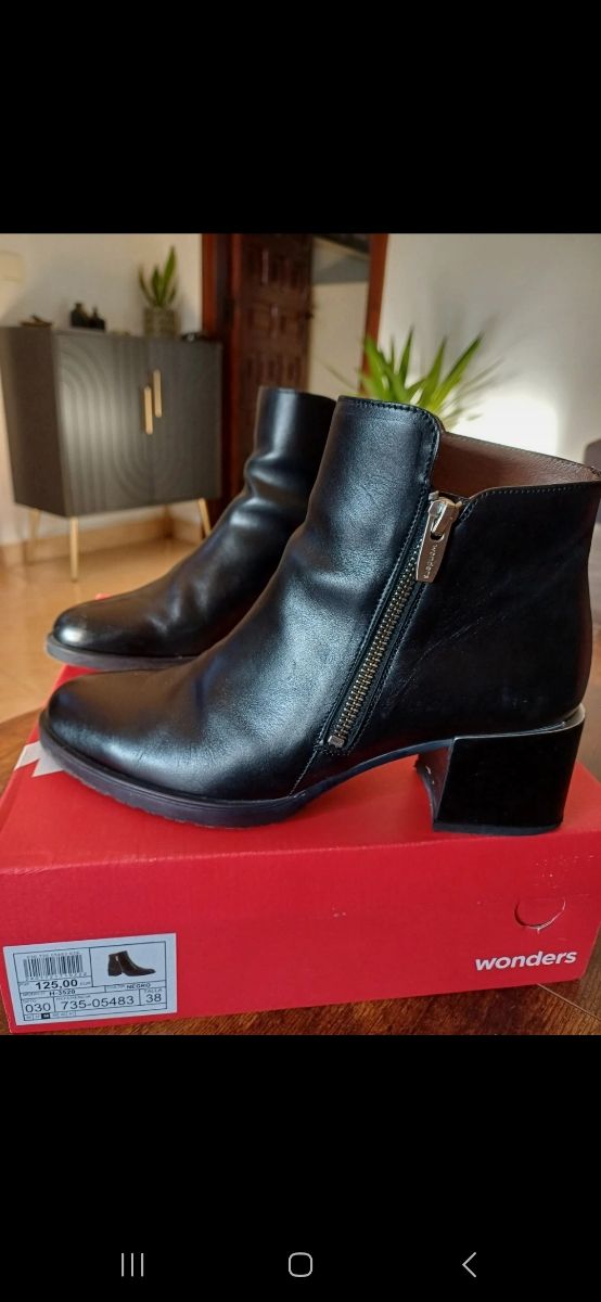 Botines de piel negros.
