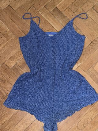 Mono corto azul de tejido calado