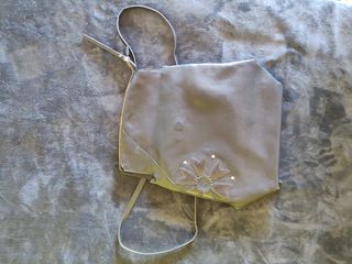 Borsa in pelle nera con zip e fiore