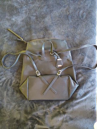 Borsa in pelle nera con zip e fiore