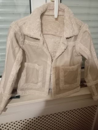 Chaqueta mujer beige y blanca