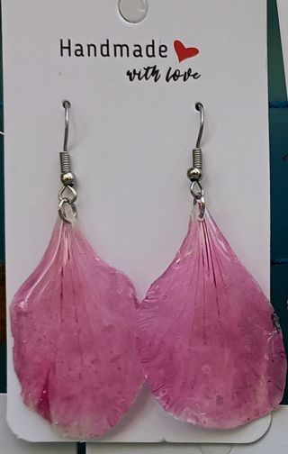 Pendientes pétalo geranio natural en color rosa.