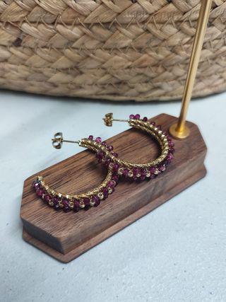 Pendientes aro dorados con piedras moradas
