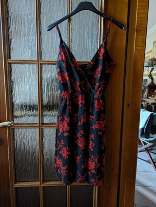 Vestitino corto nero con fiori rossi