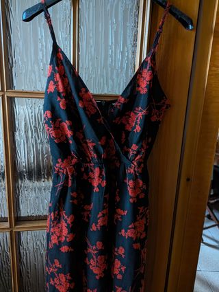 Vestitino corto nero con fiori rossi