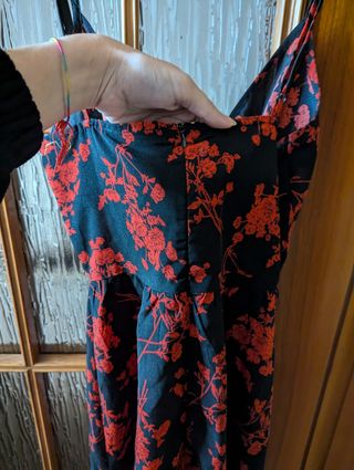 Vestitino corto nero con fiori rossi