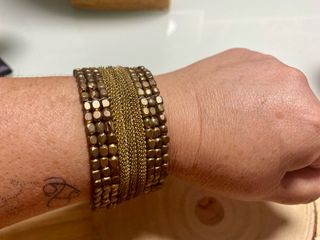 Pulsera dorada con cuentas y cadena