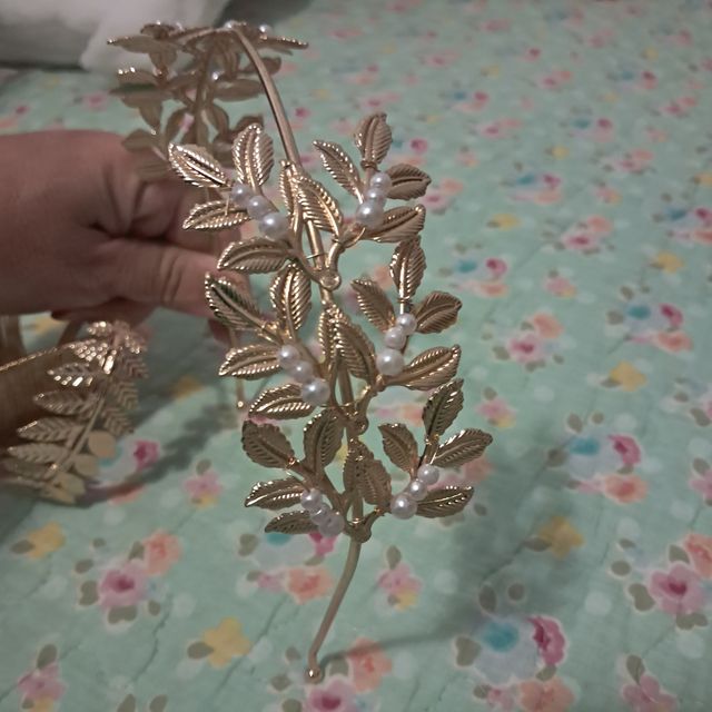 Diadema dorada hojas y perlas
