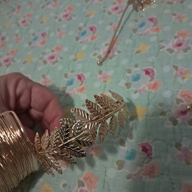 Diadema dorada hojas y perlas