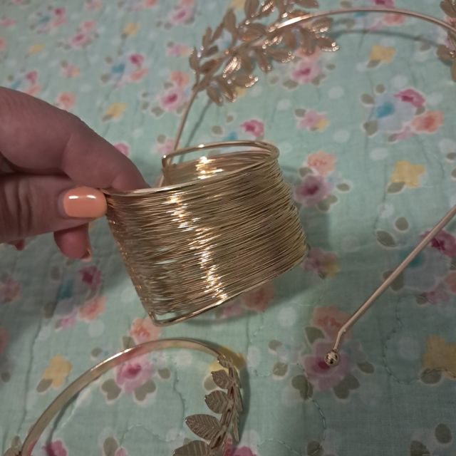 Diadema dorada hojas y perlas