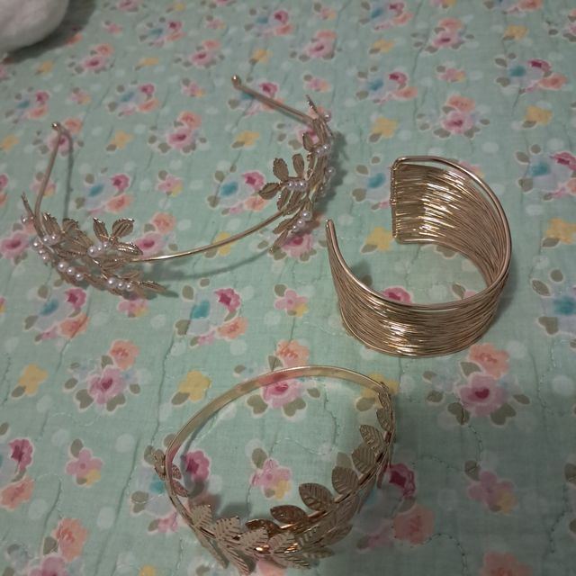 Diadema dorada hojas y perlas