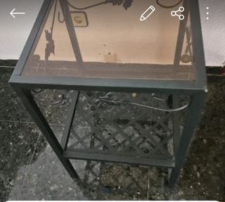 Mesa auxiliar cristal y metal negra