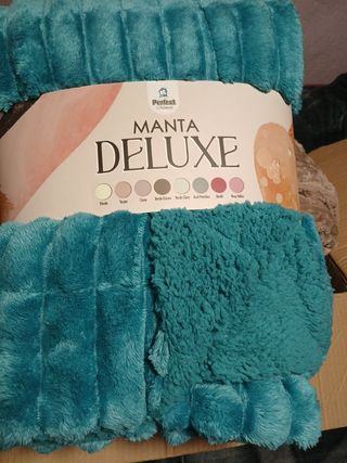 Coperta leggera in pile morbido. con pelle di pecora