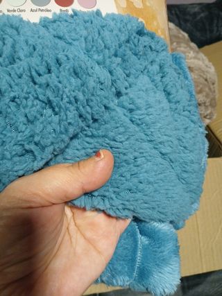 Coperta leggera in pile morbido. con pelle di pecora