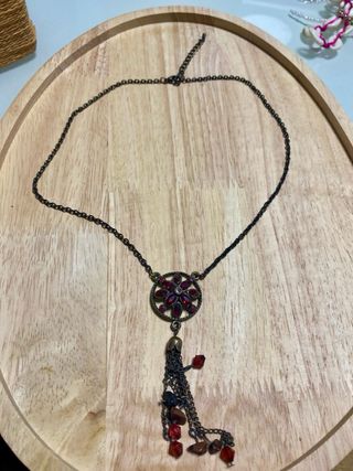 Colgante vintage flor con piedras rojas
