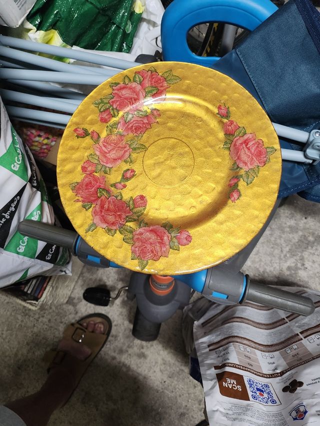 Plato decorativo dorado con rosas