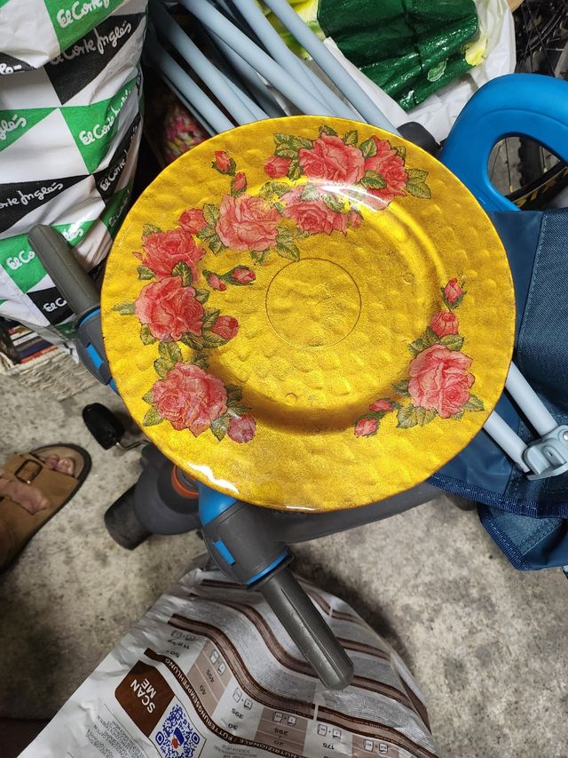 Plato decorativo dorado con rosas
