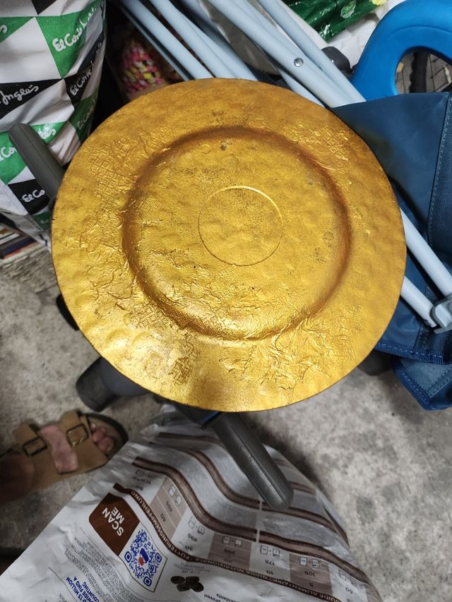 Plato decorativo dorado con rosas