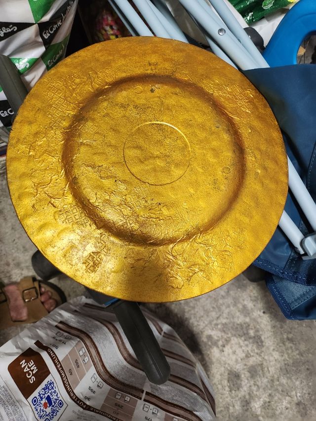 Plato decorativo dorado con rosas