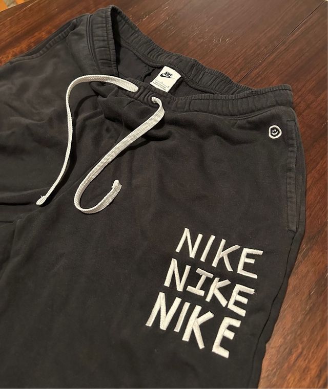 Pantalones Nike negros con cordón