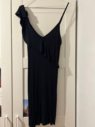 Vestido negro con volantes