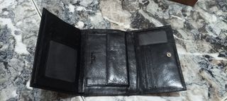 Cartera de piel negra