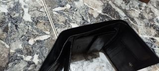 Cartera de piel negra