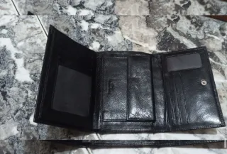 Cartera de piel negra