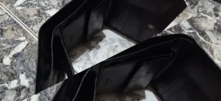 Cartera de piel negra