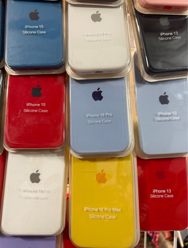 Custodie in silicone Apple per iPhone 15 e 13