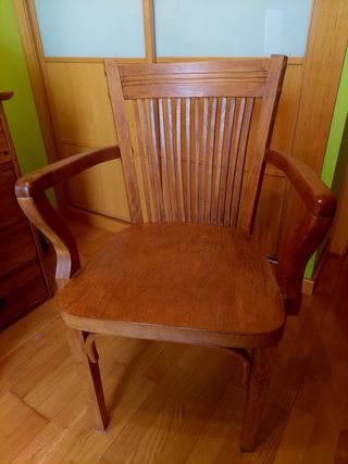 Silla antigua. Oficina.
Roble