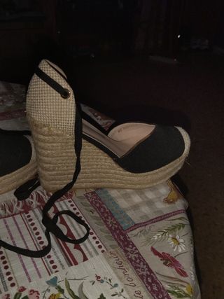 Zapatos de cuña beige y negro